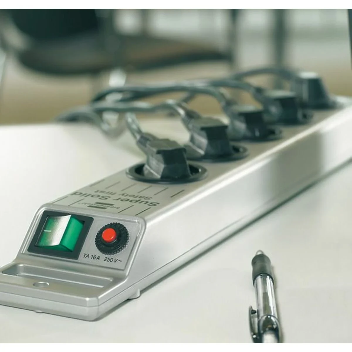 Regleta Enchufes 8 Tomas con Interruptor Brennenstuhl Super-Solid-Line 3600 W (2,5 m)